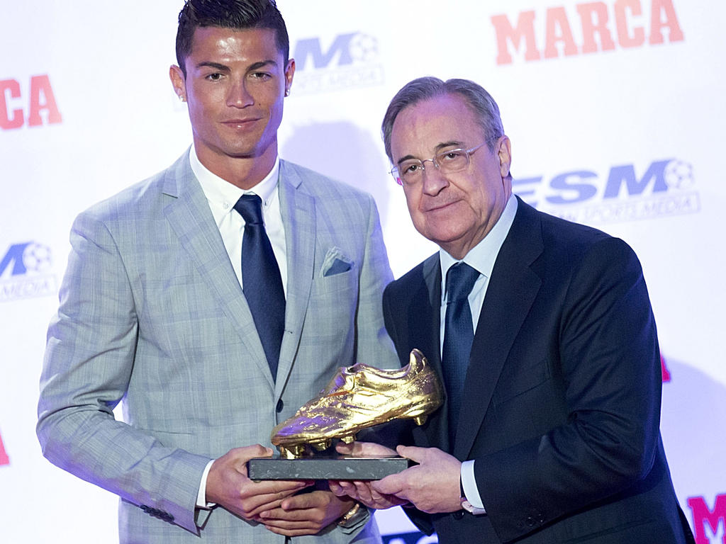 Real-Präsident Florentino Pérez (l.) posiert mit Cristiano Ronaldo
