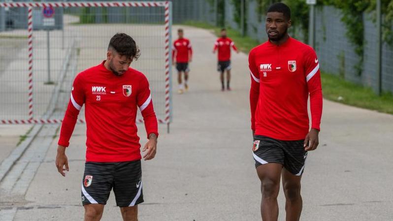 Kevin Danso (r.) will sich vom FC Augsburg zum RC Lens streiken