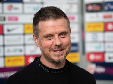 Bayerns Trainer Alexander Straus lächelt während eines Interviews in die Kamera.