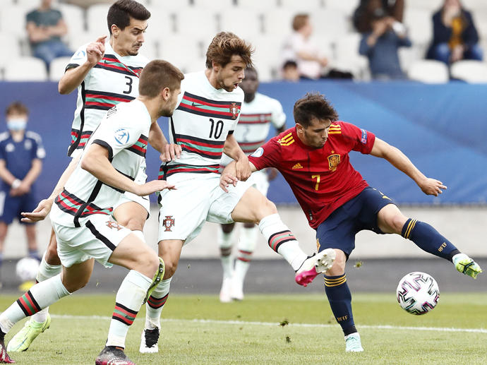 A los lusos les bastó un gol en propia meta de los españoles.