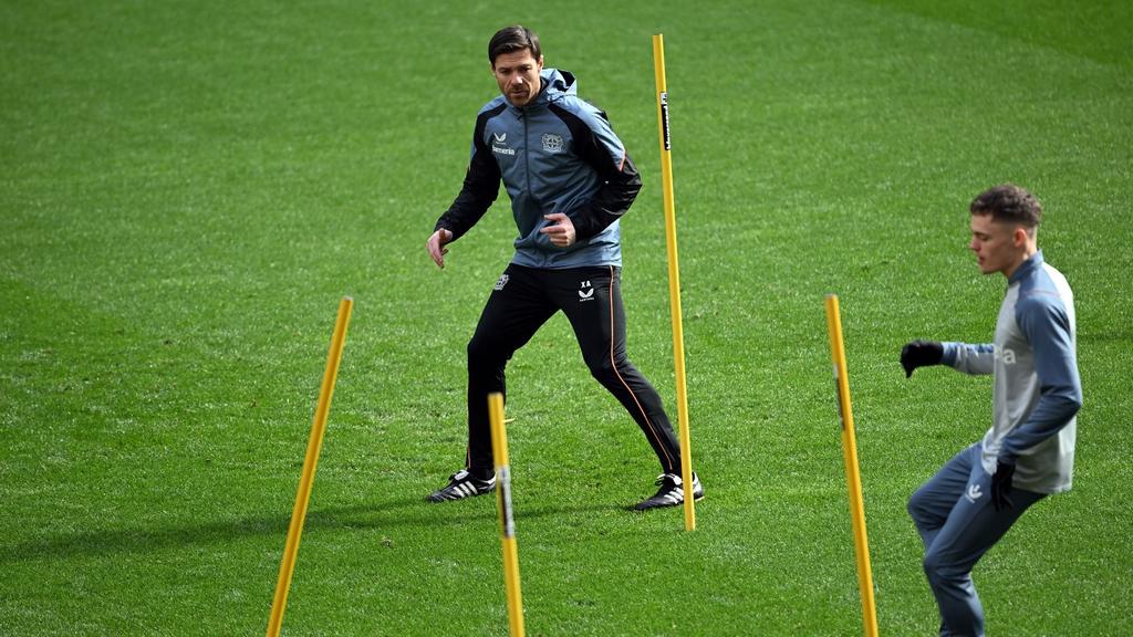 Leverkusens Trainer Xabi Alonso in einer Übungsform im Mannschaftstraining
