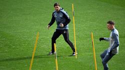 Leverkusens Trainer Xabi Alonso in einer Übungsform im Mannschaftstraining