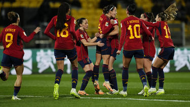 Spain forward Athenea del Castillo passes the ball in the match against Costa Rica