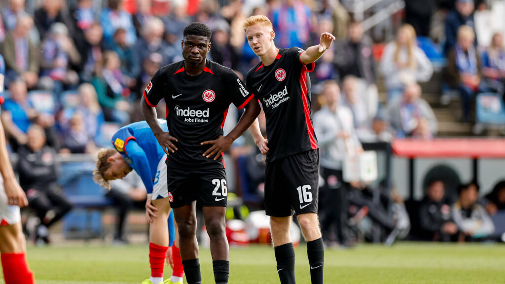 Éric Junior Dina-Ebimbe (l.) fehlt Bundesligist Eintracht Frankfurt vorerst