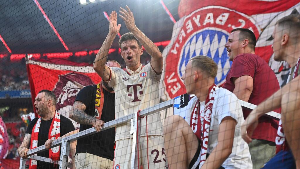 Thomas Müller ließ sich von den Fans des FC Bayern feiern