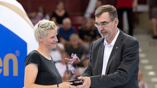 Liga-Präsident Andreas Thiel (r) sieht nur ein begrenztes Wachstumspotenzial im Frauen-Handball. 