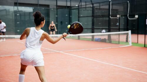 Kurzes Feld, Wände im Spiel und jede Menge Tempo: Das ist Padel-Tennis.