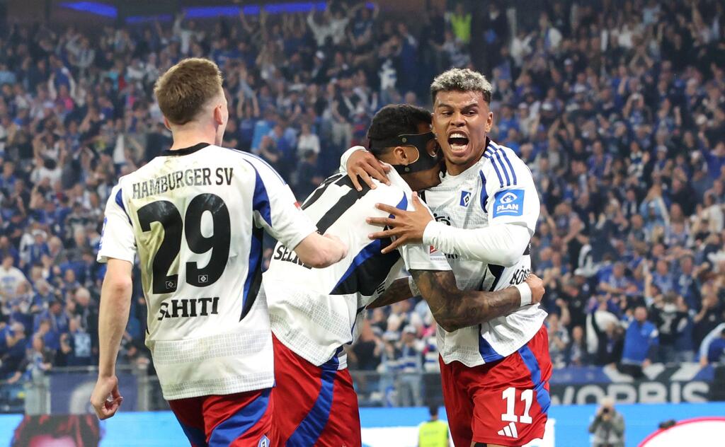 Schon vor dem Spiel sorgten die HSV-Fans für Festtagsstimmung im Volkspark. Schon vor dem Spiel sorgten die HSV-Fans für Festtagsstimmung im Volkspark.