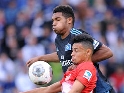 Jonathan Tah (o.) bleibt dem HSV bis 2018 erhalten