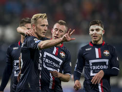 Nick van der Velden (l.) viert de 0-1 met zijn ploeggenoten tijdens het competitieduel sc Heerenveen - Willem II. (23-01-2016)