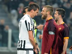 Duelo verbal en un partido entre la Juve y la Roma. (Foto: Getty)