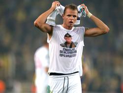 Dmitriy Tarasov von Lokomotive Moskau präsentierte im Hinspiel ein Shirt mit Putin-Konterfei und einem provokanten Slogan