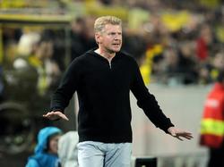 SC Paderborn 07-trainer Stefan Effenberg staat langs de lijn te coachen tijdens het bekerduel Borussia Dortmund - Paderborn. (28-10-2015)