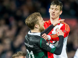 Michiel Kramer (r.) geeft Rasmus Lindgren (l.) een flinke duw tijdens het competitieduel Feyenoord - FC Groningen (16-04-2016).
