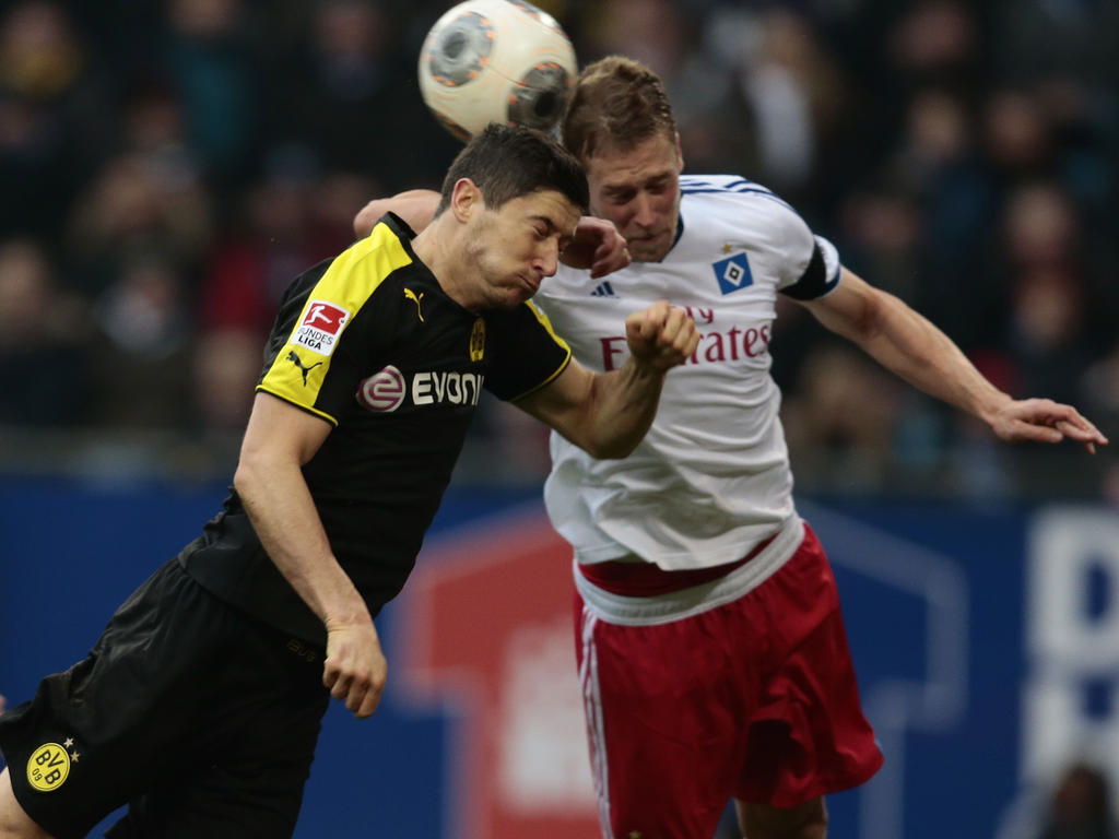 Slobodan Rajković (r.) gaat het luchtduel aan met Robert Lewandowski (l.) tijdens Hamburger SV - Borussia Dortmund. (22-2-2014)