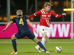 Roel van de Sande (r.) in duel met Hjörtur Hermannsson (l.) tijdens FC Oss - Jong PSV. (20-12-2013)