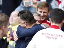 José Mourinho (achter) geeft Louis van Gaal (voor) een knuffel voorafgaand aan het competiiteduel Manchester United - Chelsea. Voetbal.com Foto van de Week. (26-10-2014)