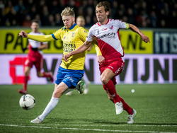Mart Dijkstra (l.) en Willem Janssen doen weinig voor elkaar onder tijdens de competitiewedstrijd SC Cambuur - FC Utrecht. (14-03-2015)
