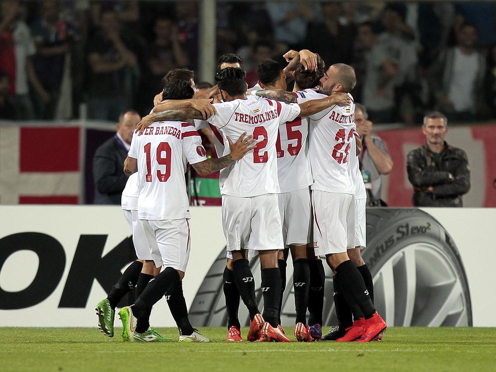 De spelers van Sevilla vieren de 0-2 op bezoek bij Fiorentina. (14.05.2015).