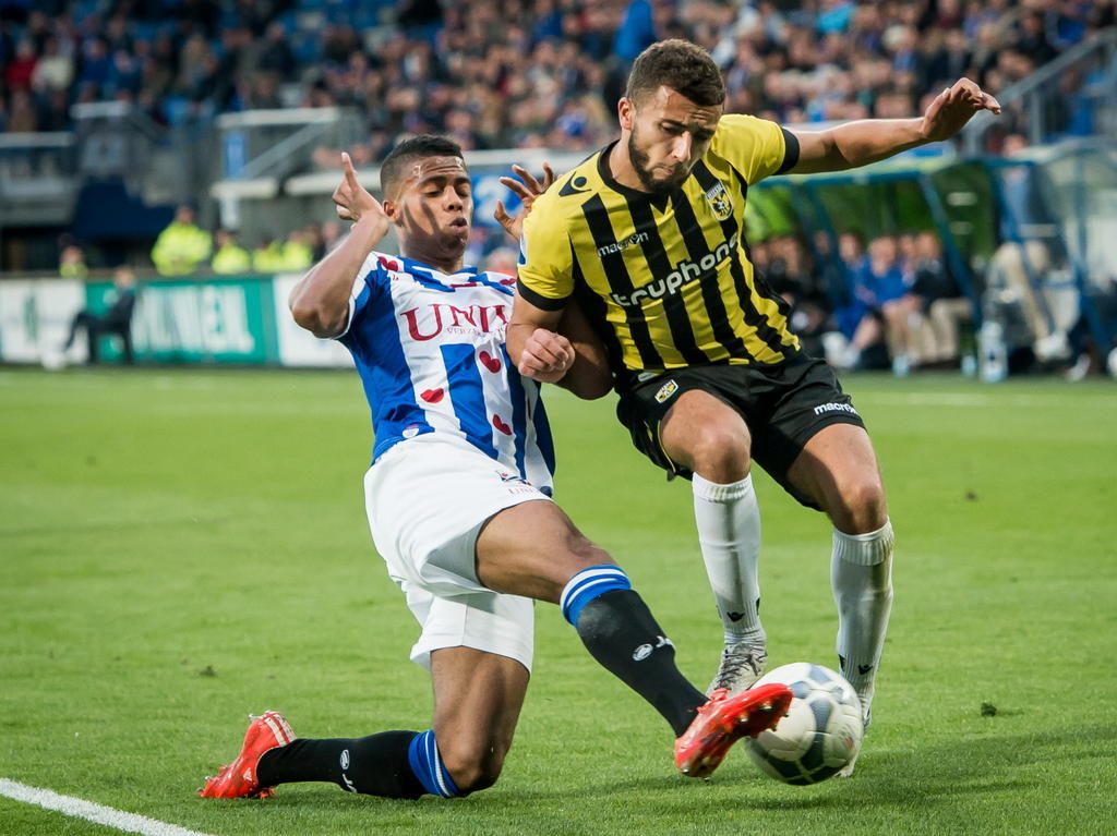 Jerry St. Juste (l.) voorkomt gevaar van Zakaria Labyad (r.) tijdens sc Heerenveen - Vitesse. (28-05-2015)