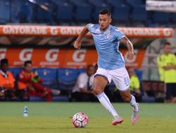 Ricardo Kishna rukt tijdens zijn eerste competitiewedstrijd op met de bal. De flankspeler speelt met zijn nieuwe club tegen Bologna FC in de seizoensopening van de Serie A. (22-08-2015)