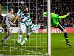 Met een acrobatische actie maakt Arkadiusz Milik (r.) de 1-1 tegen Celtic. De Poolse spits van Ajax gooit zichzelf in de lucht en werkt de bal binnen. (26-11-2015)