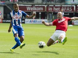 SC Heerenveen-speler Luciano Slagveer in duel met AZ-speler Ron Vlaar. (07-08-2016) 