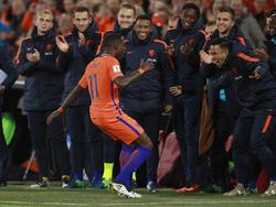 El holandés Quincy Promes celebra uno de sus goles con sus compañeros. (Foto: Imago)