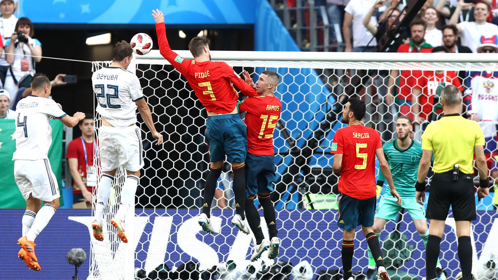 Piqué berührt den Ball mit der Hand