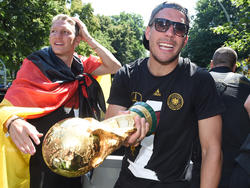 Bastian Schweinsteiger (li.) und Lukas Podolski haben bereits bewiesen, wie es geht