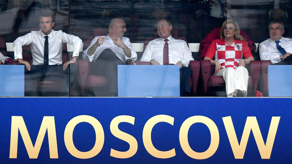 Russlands Präsident Putin (3.v.l.) umgeben von hochrangigen Persönlichkeiten