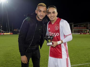 Abdelhak Nouri (r.) krijgt uit handen van Hakim Ziyech (l.) de Bronzen Stier voor de beste speler van de eerste periode in de Jupiler League. (17-10-2016)
