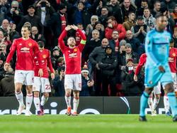 Zlatan Ibrahimović (l.) en Wayne Rooney (m.) lopen tevreden terug, terwijl Eljero Elia (r.) baalt. (24-11-2016)