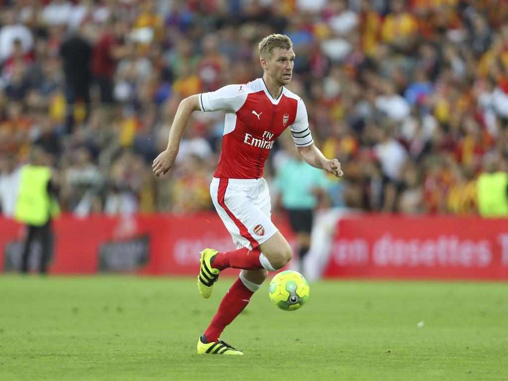 Per Mertesacker heeft de bal tijdens het oefenduel RC Lens - Arsenal (22-07-2016).