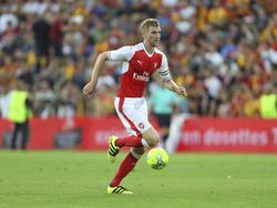 Per Mertesacker heeft de bal tijdens het oefenduel RC Lens - Arsenal (22-07-2016).