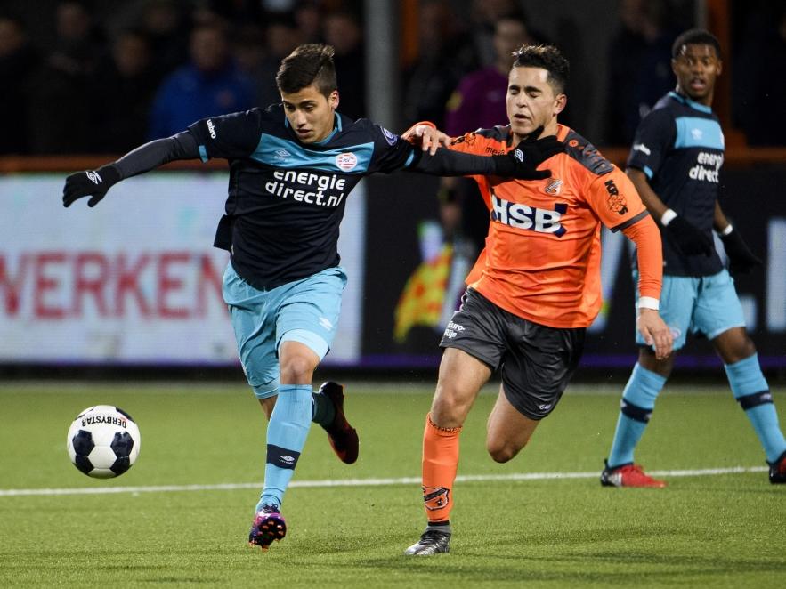 Luiz Beto da Silva (l.) houdt Mohamed Betti (r.) van het lijf tijdens FC Volendam - Jong PSV. (25-11-2016)
