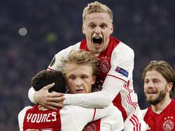 Amin Younes, Kasper Dolberg, Donny van de Beek en Lass Schöne (v.l.n.r.) vallen elkaar in de armen na de 2-0 van Dolberg tegen FC Kopenhagen in de achtste finale van de Europa League. (16-03-2017)