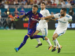 Neymar y Carvajal se agarran en un ataque del jugador culé. (Foto: Getty)