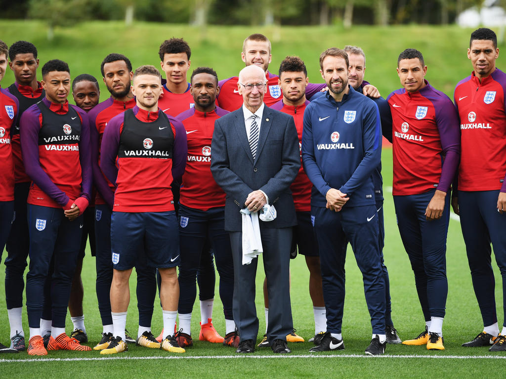 Bobby Charlton besuchte die englische Nationalmannschaft beim Training