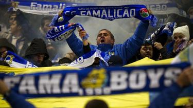 Die Fans des FC Famalicão feuern ihre Mannschaft an