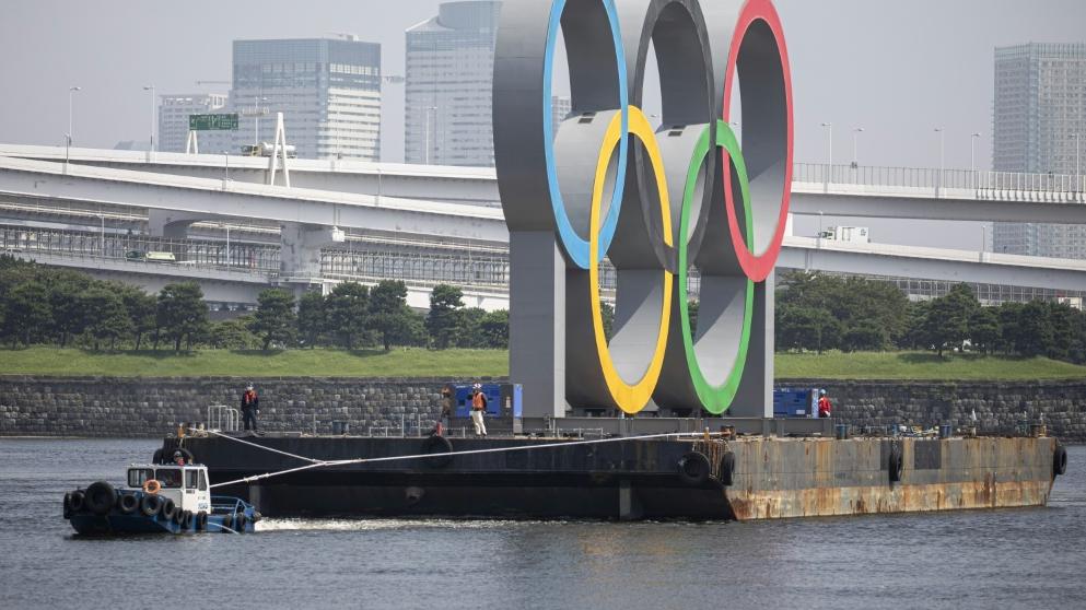 Die olympischen Ringe werden von einem Boot gezogen Die olympischen Ringe werden von einem Boot gezogen