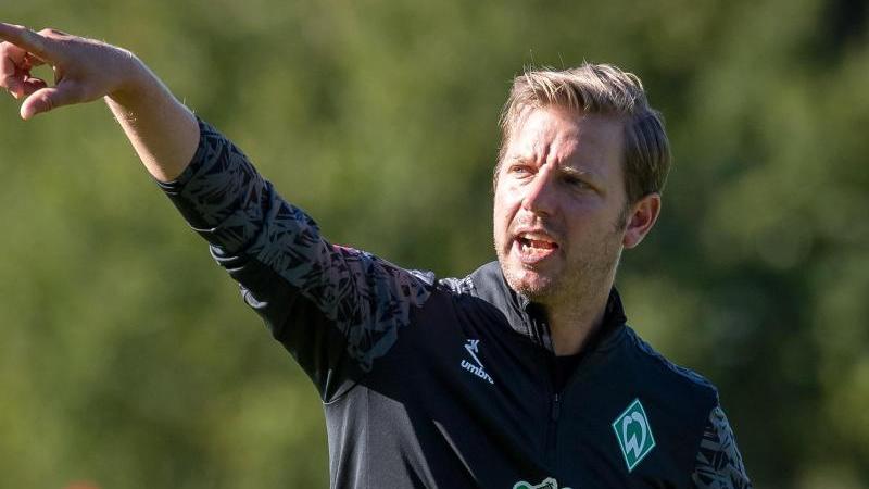 Werder-Trainer Florian Kohfeldt hofft auf den Verbleib seines Leistungsträgers Werder-Trainer Florian Kohfeldt hofft auf den Verbleib seines Leistungsträgers
