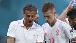 Spaniens Trainer Luis Enrique (l.) gibt Anweisungen an Dani Olmo