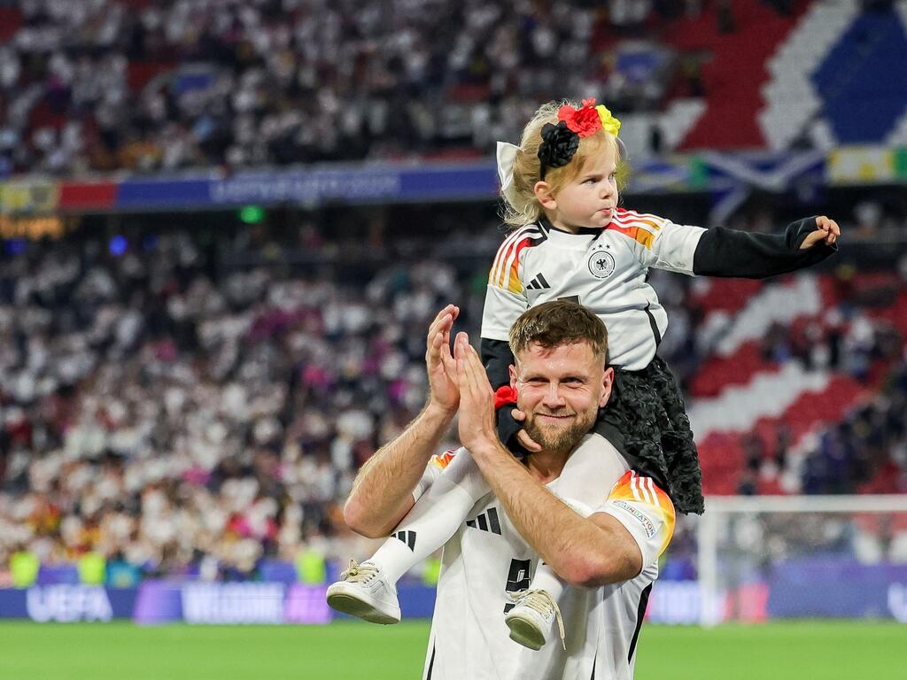 Niclas Füllkrug trägt nach dem ersten EM-Spiel der Deutschen seine Tochter Emilia durch das Stadion