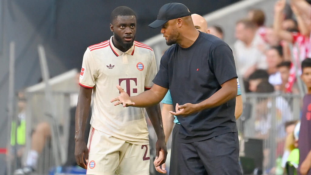 Dayot Upamecano (l.) ist beim FC Bayern unter Vincent Kompany (r.) wieder gesetzt