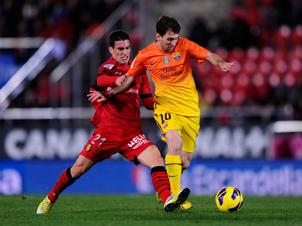 Alfaro contra Messi en un partido con el Mallorca. (Foto: Getty)
