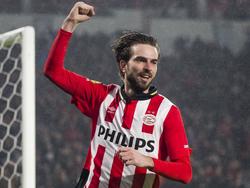 Een juichende Davy Pröpper nadat hij PSV op een 1-0 voorsprong heeft gezet in de derde minuut van het duel met Heracles. (20-02-2016)