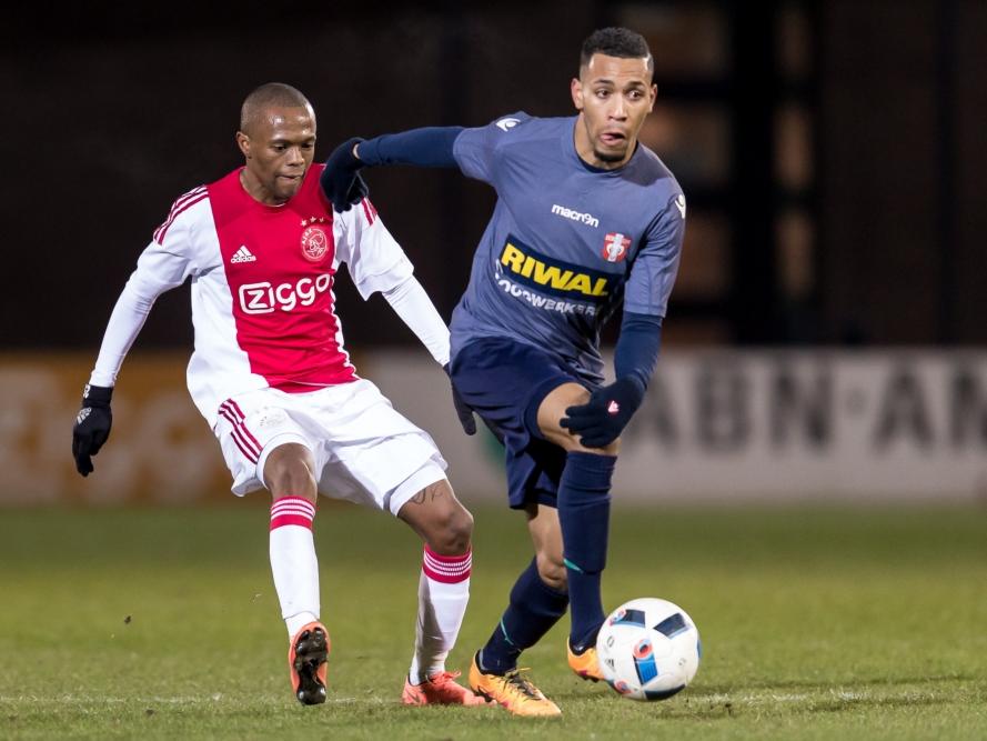Thulani Serero (l.), die tegen FC Dordrecht als controleur speelt voor Jong Ajax, moet hier Michael Chacon voor zich dulden. (29-02-2016)