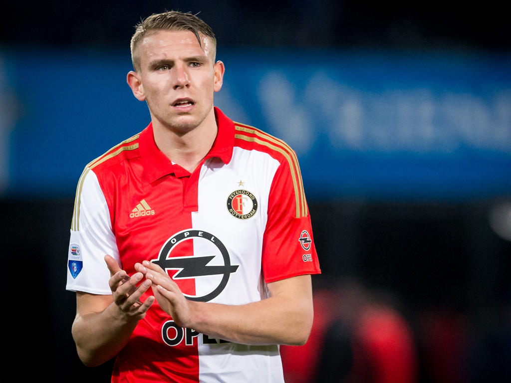 Sven van Beek baalt van het 1-1 gelijkspel tegen FC Groningen, maar bedankt desondanks het Feyenoord-publiek in De Kuip. (16-04-2016)