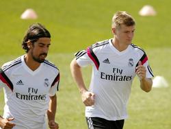Sami Khedira (l.) samen met landgenoot Toni Kroos (r.) tijdens een warming-up van Real Madrid.